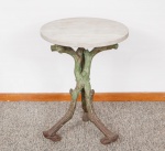 Antiga mesa auxiliar com tampo redondo em mármore branco rajado, base em ferro forgê patinado no formato de tronco de árvores, pés curvos - med. 74x56 cm de diâmetro (tampo com pequenos bicados na borda)