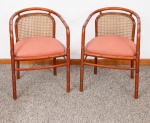 Par de cadeiras da década de 80 em madeira clara torneada na forma de "bambus", encostos em palhinha Indiana, assentos estofados em tecido no tom coral med.73x54x48 cm (cadeiras precisando de ajustes de cola e tecidos com desgastes de uso).