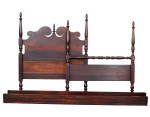 Antiga cama de solteiro em madeira nobre e Jacarandá, cabeceira recortada com um acabamento na forma de pinha, duas colunas laterais torneadas com acabamentos na forma de pinhas, pezeira torneada com colunas altas nas laterais e acabamentos na forma de pinhas. Pés ditos "bolachas". Medida 100x180x95 cm (madeira com pequenos desgastes no verniz).