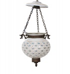 Antiga lanterna de teto para uma lâmpada em cristal de overlay lapidado no tom branco com decoração floral policromada, acompanha espelho do teto em overlay med. 60x23 cm de diâmetro, parte elétrica funcionando.