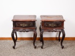 Par de antigas mesas de cabeceira da década de 50 estilo Luiz XV em Jacarandá entalhado, tampos recortados e folheados com uma gaveta central com puxadores em bronze cinzelado, saias recortadas, pernas curvas, pés cabriolê med. 63x50x40 cm (tampos com defeitos na placagem, mesas com desgastes no verniz, precisando ser restaurados os tampos). Este lote faz conjunto com os lotes nº.