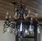 Imponente e elegante lustre estilo Versailles para 10 lâmpadas, armação em metal patinado, braços curvos com bobeches, parte central com um obelisco de cristal, adornado com placas em cristal med. 80x80 cm. Parte elétrica funcionando. Este lote não encontra-se no local do leilão, retirada com agendamento prévio em um condomínio na barra.