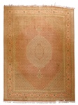 Antigo tapete Tabriz com decoração floral sobre fundo bege e coral med. 345x248 cm (tapete com pequenos desgastes de uso e uma lateral está com as cores mais claras, possivelmente em razão da incidência solar - Tapete precisando ser lavado).