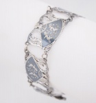 Antiga pulseira Tailandesa em prata de lei contrastada, cinzelada com leques decorados com divindades med. 17,5x1,7 cm, peso aproximado 13.7 gr.