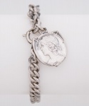 Antiga pulseira em prata de lei com elos entrelaçados. acompanha medalha art. noveau cerca de 1900 cinzelada com rosto feminino contrastada teor 800 mile, pulseira med. 18,5 cm (aberta) e medalha med. 1,5x2 cm, peso total aproximado 20.4 gr.