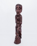 Maluco - c.c.s - Bahia 1957 - 2009 Bahia - arte popular Brasileira - escultura em madeira entalhada representando " Escultura Tribal " assinado na lateral - med. 67x12x12 cm