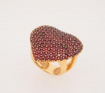 Imponente anel em ouro 750 contrastado, cravejado com granadas, cinzelado na forma de "coração", aro 16, med. 3x3 cm, peso bruto aproximado 19,4 gr. - ESTE LOTE SOMENTE PODERÁ SER RETIRADO COM AGENDAMENTO PRÉVIO DE 48H DE ANTECEDÊNCIA, MEDIANTE CONFIRMAÇÃO DO PAGAMENTO, POIS NÃO ENCONTRAM-SE NO LOCAL DE REALIZAÇÃO DO LEILÃO