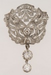Belíssimo broche art deco cerca de 1930 em platina cravejado com brilhantes, ricamente cinzelado e vazado com pingente na parte central com dois brilhantes sendo um de aproximadamente 0,25 ct (o menor) e 0,50 ct (o maior) - broche - med. 3x4,3 cm - peso aproximado - 6 gr (falta um pequeno brilhante na parte central) - ESTE LOTE SOMENTE PODERÁ SER RETIRADO COM AGENDAMENTO PRÉVIO DE 48H DE ANTECEDÊNCIA, MEDIANTE CONFIRMAÇÃO DO PAGAMENTO, POIS NÃO SE ENCONTRAM NO LOCAL DE REALIZAÇÃO DO LEILÃO - este lote faz par com o lote 351