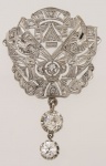 Belíssimo broche art deco cerca de 1930 em platina cravejado com brilhantes, ricamente cinzelado e vazado com pingente na parte central com dois brilhantes sendo um de aproximadamente 0,25 ct (o menor) e 0,50 ct ( o maior) - broche - med. 3x4,3 cm - peso aproximado - 6,1 gr (falta um pequeno brilhante na parte superior) - ESTE LOTE SOMENTE PODERÁ SER RETIRADO COM AGENDAMENTO PRÉVIO DE 48H DE ANTECEDÊNCIA, MEDIANTE CONFIRMAÇÃO DO PAGAMENTO, POIS NÃO SE ENCONTRAM NO LOCAL DE REALIZAÇÃO DO LEILÃO - este lote faz par com o lote 150