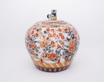 Imari - Imponente potiche em porcelana Chinesa ricamente policromado e esmaltado nos tons de azul cobalto, " rouge de fer " sobre fundo branco, pega da tampa decorado com cão de fó, assinado na base - med. 42x25 cm de diâmetro da base
