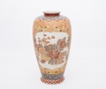 Satsuma - Vaso em cerâmica craquele chinesa ricamente policromada e esmaltada decorada com flores e folhagens com detalhes e frisos dourados - marca na base - med. 35x12 cm de diâmetro na base