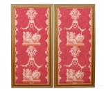 Elegante par de painéis decorativos retangulares emoldurados com tecidos europeus no estilo de panôs decorados com cenas mitológicas com Ninfas e Deusas, fundo no tom bordô, moldura em madeira entalhada com pátina a folha de ouro - med. 158x80 cm