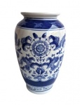 Grande e espetacular vaso com prato de apoio em porcelana oriental azul e branca com imagens típicas. Medidas 32cm de altura e 36cm de diâmetro.