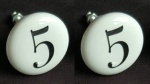 Par de puxadores em porcelana com número 5.