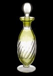Grande perfumeiro de vidro com efeitos torcidos em relevo. Medida 15 cm de altura.