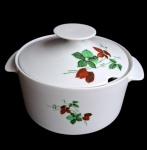 Elegante sopeira de porcelana nacional com florais na tampa e lateral. 25x15 cm.