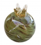 Belo enfeite de Murano com motivo de romã com rico design e policromia multicolor. Medida 9cm de diâmetro.