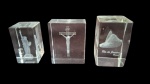 Lote contendo 3 peças em bloco de cristal com imagem do Cristo, Rio de Janeiro e Estátua da Liberdade. Medidas; 8cm, 8cm e 7 cm respectivamente. A do Rio de Janeiro, apresenta 2 bicados.