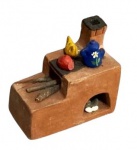 Artesanato brasileiro em barro cozido de fogão a lenha rústico medindo 8x9,5cm.