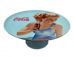 Prato de bolo com pés em porcelana com imagens retro da Coca-cola.