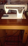 Máquina de costura com gabinete marca Singer modelo Ponto de Ouro, com pedal de comando e com manual original. VEJA FOTOS EXTRA.