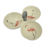 Diferente petisqueira em porcelana com três divisões e figuras de flamingo. Medida 16,5x19,5cm.