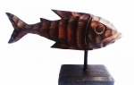 Escultura de peixe em bloco de madeira ricamente esculpido. Medida 28x52cm.