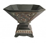 Grande centro de mesa ricamente trabalhado e com belos destaques em relevos, confeccionado em material sintético de qualidade. Medida 25x25cm e 22 cm de altura.