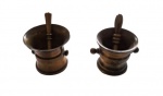 MINIATURA - Lote com par de almofarizes em bronze de origem Holandesa. Medida total do maior com pilão 5cm de altura.. Um deles apresenta pequena mossa na borda.