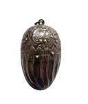 Raro, antigo e diferente porta apetrechos de costura em PRATA contrastada, na forma der ovalada, tendo no seu interior porta agulhas, linha e botões. VEJA FOTOS EXTRA.