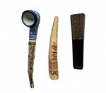 Um cachimbo com corpo de porcelana azul e branca e duas  antigas piteiras, sendo 1 de prata contrastada. VEJA FOTO EXTRA.