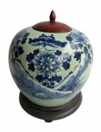 Antigo jarro de gengibre, em porcelana Chinesa azul e branco Celadon com decoração de florais, encimado por tampa de madeira torneada e sustentado por peanha também em madeira. Apresenta colado na tampa de madeira. Medidas 21x26cm.