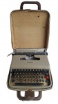 Antiga Máquina de escrever Olivetti, modelo Lettera 22, acomodada em sua bolsa original. Funcionando.