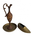 Pequena ânfora com base e sapatinho decorativo de metal. Medidas Anfora 12cm ,prato 8cm e sapato 9 cm.