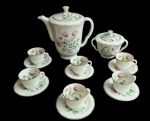 LIMOGES - Serviço de café, composto de grande  bule,  grande açucareiro, 6  (seis) xícaras de café e pires, em fina porcelana francesa Limoges, com delicada decoração floral, marcada na base Théodore Haviland,  "Décor de Jolaup Patry-Bié". Criada pela artista Solange Patry-Bié . Uma das xícaras apresenta bicado e trincado.  Medida do bule 21 cm.