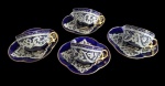 Lote contendo 4 (quatro) xícaras  de café  tipo Demitasse, em  porcelana  de Renda Veneziana, num padrão esmaltado em azul cobalto e detalhes em dourado. Apresenta fios de cabelo e marcas do tempo.