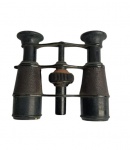 Antigo binóculos , também denominado "luneta de teatro" , em metal e couro.