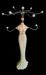 Lindo e delicado porta bijuterias, objetivando figura feminina, confeccionado em resina, ricamente decorado com perolas e pedras. Medidas 35cm Peça sem uso.