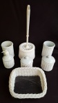 Lote contendo 7 peças de utensílios para banheiro, confeccionados em porcelana e palinha sintética. Peça sem uso.