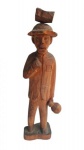 CELESTINO - Arte popular - Escultura masculina em madeira do Mestre Celestino. Assinada. Medidas 22,5cm. Apresenta falta da enxada e perda no chapéu. Lote vendido no estado.