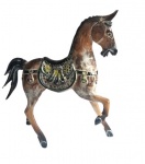 Grande objeto decorativo de cavalo de balanço de origem oriental, confeccionado em bloco de madeira ricamente trabalhada. Medida 41x46cm. Apresenta restauro nas partes inferiores das patas dianteira, que não compromete sua beleza.