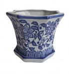 Belíssimo cachepô em porcelana azul e branca, pintura de flores e pássaros. Acompanha prato de apoio, medindo 20cm de altura e 12 cm de diâmetro.