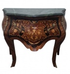 Magnífica cômoda bombé com espetacular trabalho de marchetaria e com ricos puxadores, detalhes e guarnições trabalhadas. Medida 80 x 97 x 50cm. ATENÇÃO: Peça em excelente estado de conservação e com mármore perfeito apresentando veio natural. VEJA FOTO EXTRA.