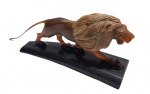 Escultura de leão em movimento, feita de chifre, com riquezas de detalhes. Medidas: 21x5x8 cm.