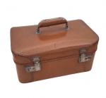 Antiga valise em couro com elegantes pespontos externos e alça e fechos em metal. Medida 30x19x15cm. Peça integra, que apresentas pequenos desgastes do tempo.