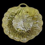 Belíssima travessa trabalhada em porcelana com rica cor verde. Medida 29 cm de diâmetro.