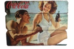 Grande placa decorativa remetendo a antiga propaganda da Coca-Cola, confeccionada em similar de madeira. Medida 50x37cm.
