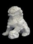 CÃO DE FÓ em porcelana oriental branca. Medida 12 cm de altura.