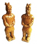 Par de grandes guerreiros chineses em porcelana trabalhada. Medida 42 cm de altura.