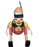 Pinóquio cofre em madeira articulado e com rica policromia. Medida total 35 cm de altura.